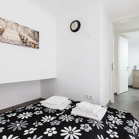 E-52 In Center Apartment